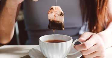 Простий трюк: люди дізналися, навіщо потрібні нитки на чайних пакетиках (відео)