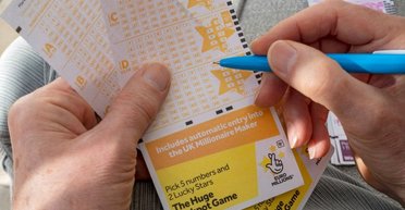 Мужчина выиграл в лотерею и не поверил своему счастью: большей суммы он в жизни не видел