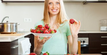 В них есть сахар. Нутрициолог рассказала, стоит ли ограничивать количество ягод и фруктов