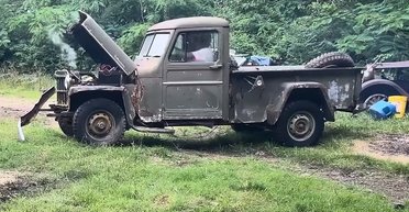 Американская мощь: старый Jeep 50-х завелся после 44 лет простоя на свалке (видео)