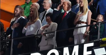 Дональд Трамп відвідав "Супербоул-2025" з донькою та сином (фото)