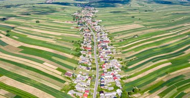 Видно з космосу: село з єдиною вулицею стало світовою сенсацією (фото, відео)