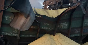 Атака на Киев: россияне повредили железную дорогу и вагоны с зерном — задерживаются ли поезда