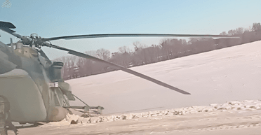 У Брянській області гелікоптер Мі-8 здійснив екстрену посадку на трасі (фото, відео)