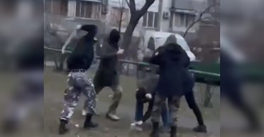 Палкой и цепью: в Киеве компания подростков жестоко избила парня (видео)