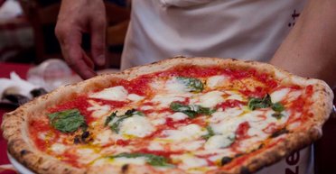 Пышная и вкусная: рецепт самой настоящей домашней пиццы