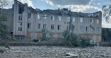 Пряме влучання в лікарню: ЗС РФ скинули авіабомби на Берислав, поранено медиків (фото, відео)