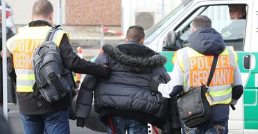 Германия возобновила принудительную депортацию российских граждан домой, — Tagesschau