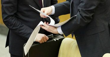 В Украине некоторым чиновникам собираются повысить зарплату: кто будет получать больше