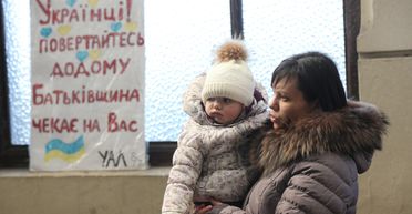 "На выход". О чем говорят мариупольцы в очереди к поезду в Польшу