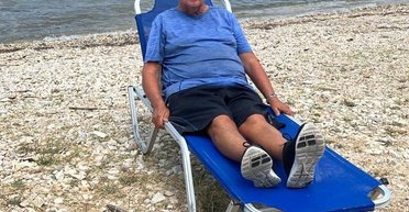 Їсть зі сміттєвих баків: успішний адвокат став безхатьком і живе на пляжі (фото)