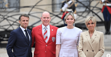 У кольорах прапора Монако: княгиню Шарлін та князя Альбера ІІ прийняли в Єлисейському палаці (фото)