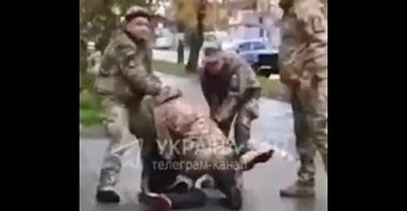 "Неприемлемая ситуация": в ТЦК отреагировали на драку между мужчиной и военным (видео)