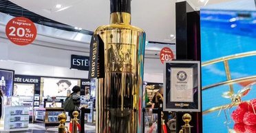 Можно напоить 1500 человек: на продажу выставили самую большую в мире бутылку водки (фото)