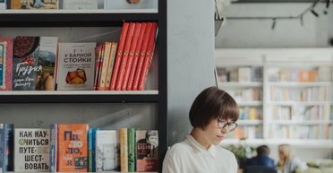 Вторая волна. Пять самых резонансных книг марта в обзоре Юрия Володарского