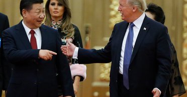 Тайны Белого дома. Экс-советник Трампа рассказал, как Huawei обменяли на бобы