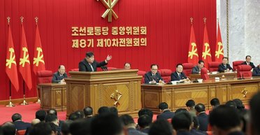 В КНДР чиновники впервые надели значки с портретом Ким Чен Ына (фото)