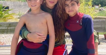 Шакира покаталась на гидроцикле со своими двумя детьми (фото)