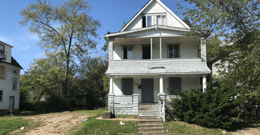 Женщина случайно нашла заброшенный дом: деталь на двери напугала миллионы (видео)