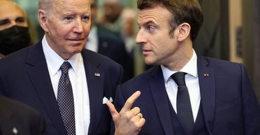 Макрон и Байден планируют обсудить возможность использования 300 млрд активов РФ для Украины