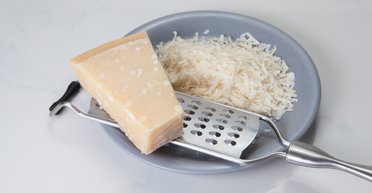 Как быстро натереть сыр на терке и без нее: простые советы