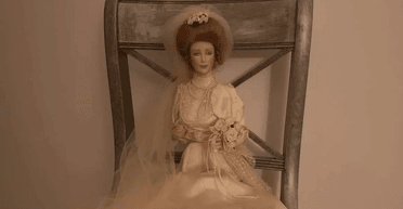 Ненавидить чоловіків: лялька, одержима кинутою нареченою, "напала" на 17 осіб (фото)