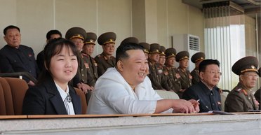 Никаких собак и ярких стрижек: самые странные правила жизни из Северной Кореи