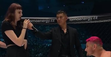 Дівчина публічно відхилила пропозицію руки і серця від бійця ММА, який програв бій (відео)