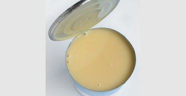 Розкрив секрет: чоловік уперше зварив згущене молоко і здивував соцмережі (відео)