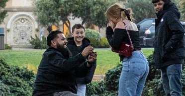 Жінка робить фото пари, але помічає щось значно цікавіше, коли збільшує масштаб