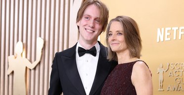 Редкий случай: Джоди Фостер вышла на красную дорожку с одним из своих сыновей