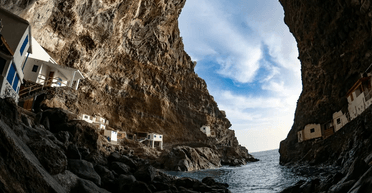 Сховали від сонця: туристи тільки зараз дізнаються про село, повністю побудоване в печері