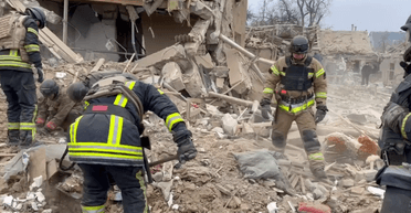 Продолжают искать людей: в МВД показали последствия массированного обстрела Запорожья (видео)