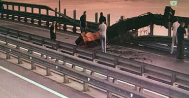 Атака на Крымский мост: повреждена важная и сложная часть конструкции, — ВМС Украины (видео)