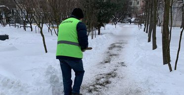 "Допомагайте, а не бийте": в Івано-Франківську комунальника побили битою, мер відреагував