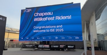 Розміром із басейн: Photonics створила найбільший у світі мобільний LED-екран (фото)