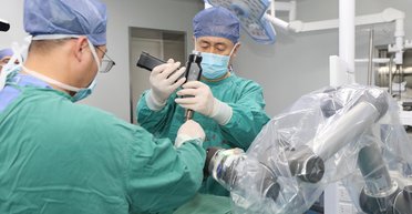 Не помічав 52 роки: з кишечника чоловіка дістали дивний предмет