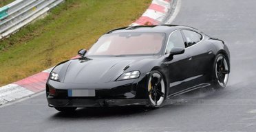 Новый Porsche Taycan 2024 заметили на дорогах до премьеры (фото)