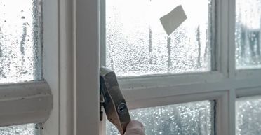 "Не благодарите": женщине рассказали, как раз и навсегда избавиться от конденсата на окнах