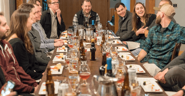 Дивна вечеря: чоловік кинув дівчину через відмову доїдати залишки їжі за його друзями