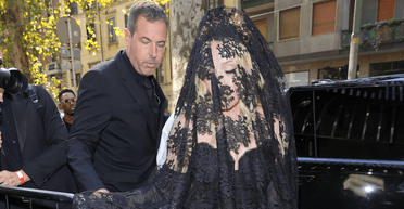 66-річна Мадонна в похмурому вбранні зʼявилася в Мілані (фото)