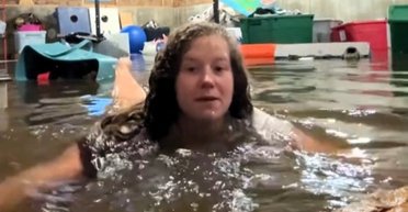 Женщина обустроила бассейн и поплавала в затопленном подвале от непогоды (фото, видео)