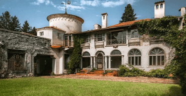 Будували 10 років: приголомшливий історичний особняк тепер стоїть покинутим (фото)