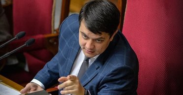 Між заколотом і відставкою. Чим закінчиться конфлікт Зеленського з Разумковим