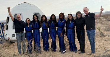 Уперше за 62 роки: з космосу повернувся повністю жіночий екіпаж місії Blue Origin (відео)