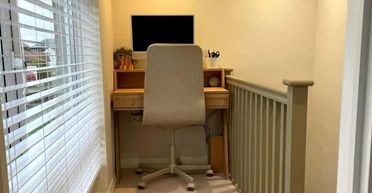 Жінка знайшла вдома найкращий куточок для роботи: люди кажуть, що це геніально (фото)