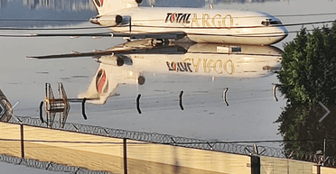 В аэропорту под воду ушли самолеты, взлетные полосы и здание аэровокзала: что случилось (видео, фото)