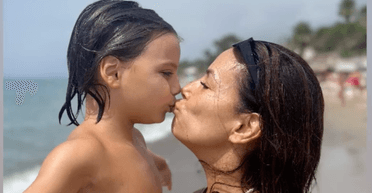 49-річна Єва Лонгорія відпочиває з єдиним сином в Іспанії (фото)