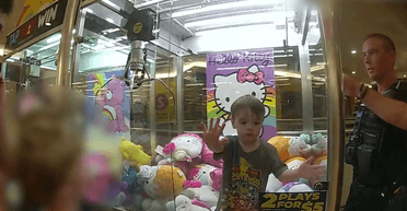 Тільки відвернувся: 3-річний хлопчик втік від батька і застряг в ігровому автоматі (відео)