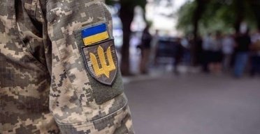 Жінка кинула камінь в автомобіль ТЦК: їй загрожує до 8 років в'язниці
